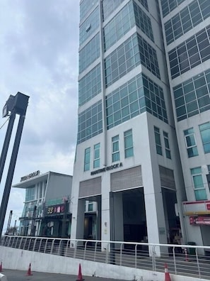 Exterior - Maritime Seaview Comfy Suite in Penang with TVbox.Pool.Wifi (George Town)