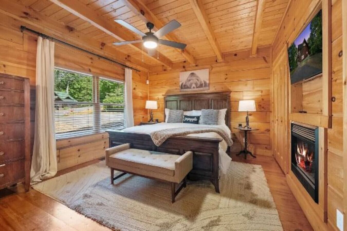 5 bedrooms, desk, iron/ironing board, travel crib