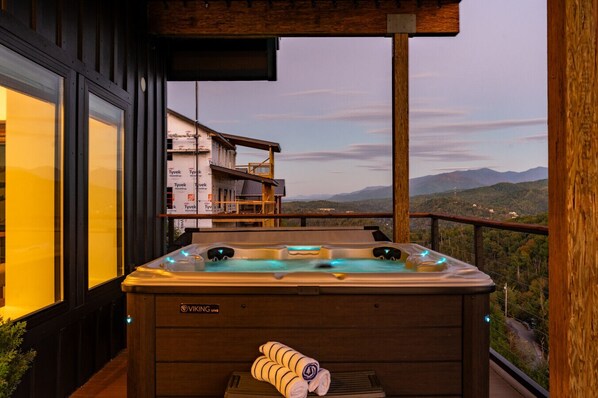 Outdoor spa tub