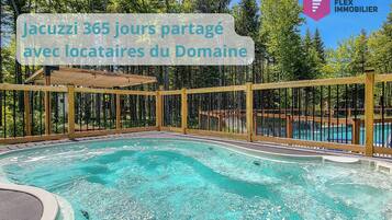 Alberca al aire libre y alberca climatizada