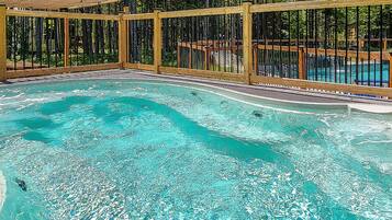 Utomhuspool och uppvÀrmd pool