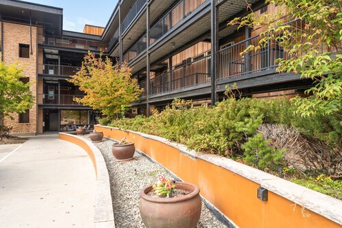 Chelan Resort Suites - Lakeside Serenity