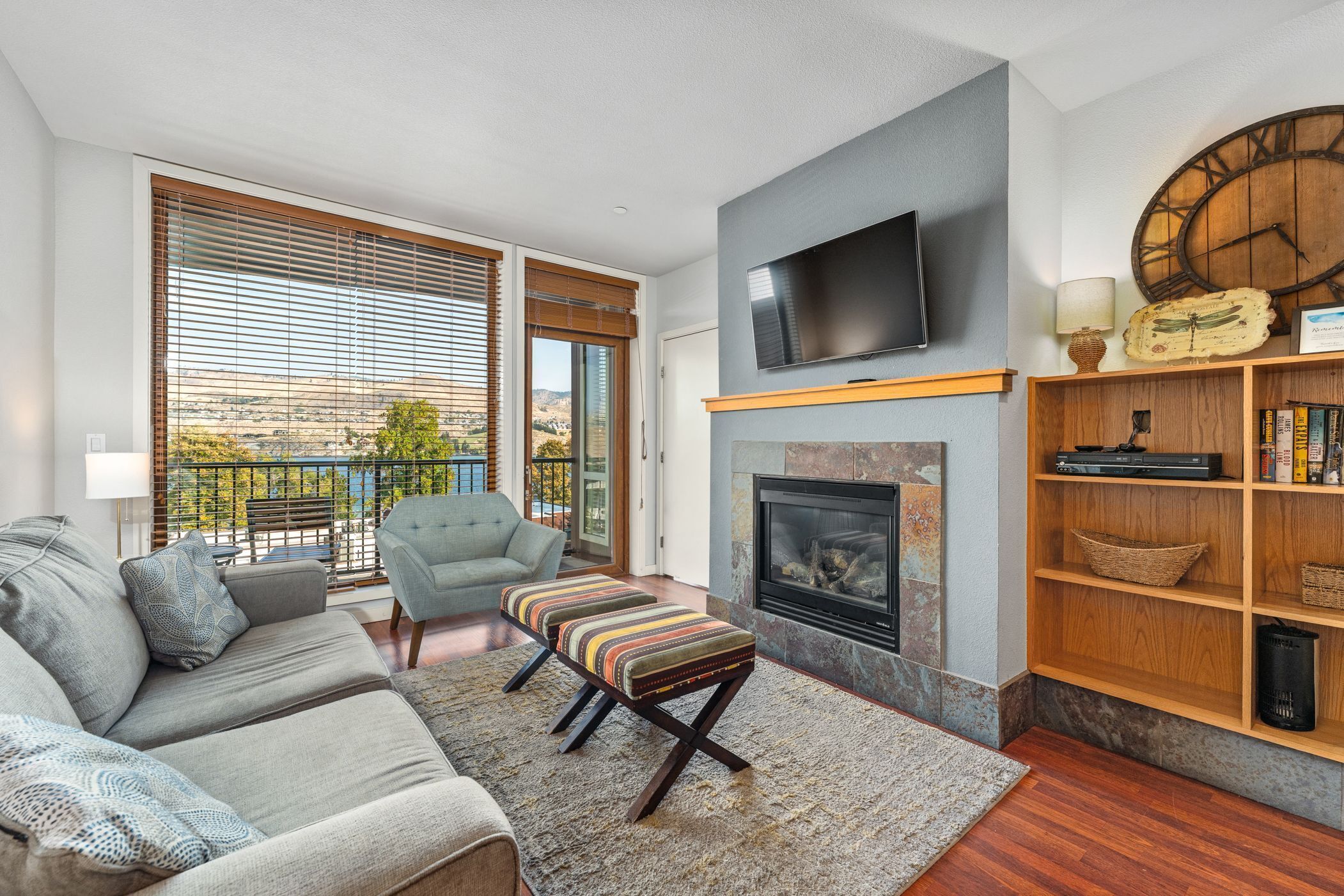 Televisión y chimenea 