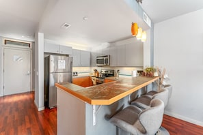 Fridge, microwave, oven, stovetop - Chelan Resort Suites - Lakeside Serenity (Chelan)