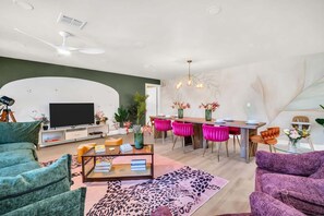 TV, books, offices - [TOP VlLLA] Chic 4BR Spacious & Fun Pool Villa (Seminole)