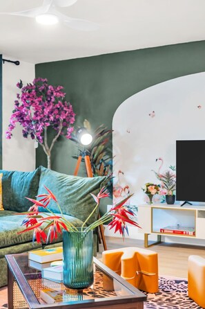 Tv, bøger, kontorer