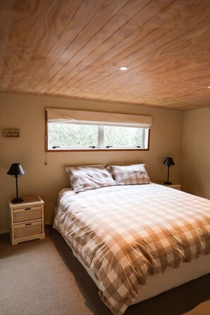5 bedrooms, free WiFi, bed sheets