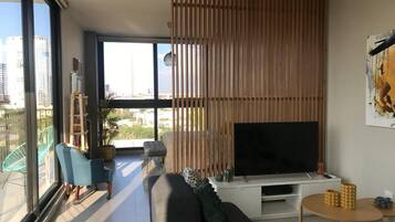 Departamento Deluxe, balcón, vista a la montaña | Área de sala de estar | Smart TV de 20 pulgadas con canales por cable