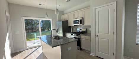 Micro-ondes, four, lave-vaisselle