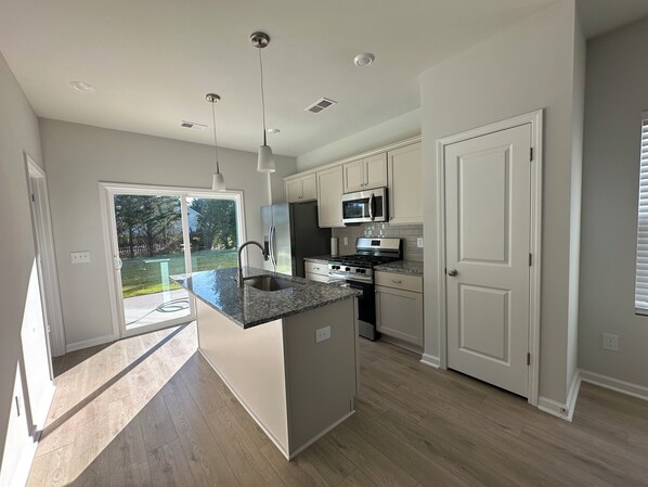 Micro-ondes, four, lave-vaisselle