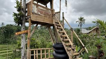 Una estructura de madera con una escalera, una plataforma y un letrero.