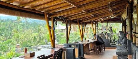 Tempat makan outdoor