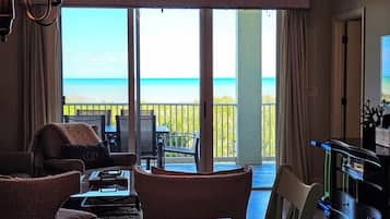 Televisio, DVD-soitin, pöytäjalkapallopöytä, pöytätennispöytä