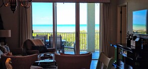 Televisio, DVD-soitin, pöytäjalkapallopöytä, pöytätennispöytä