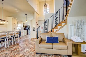 TV, DVD-spiller, bøker og filmbibliotek