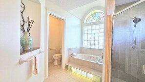 Douche, baignoire à jets, sèche-cheveux, serviettes fournies