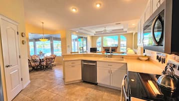 Kjøleskap, mikrobølgeovn, ovn og kokeplater