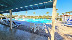 من حمّامات السباحة المغطاة، حمّام سباحة مُدفَّأ