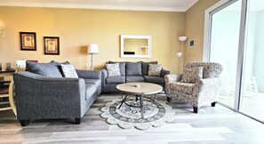 TV connectée, espaces bureaux, écrans d'ordinateur, imprimantes