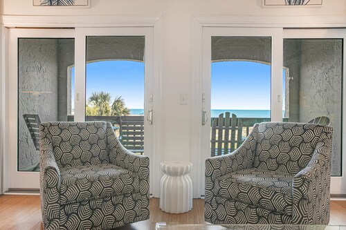 Dog-friendly oceanfront townhouse with covered balcony, views, pool & AC