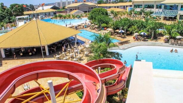 A water park with multiple slides and a swimming pool. - diRoma Lacqua Caldas Novas (Caldas Novas)