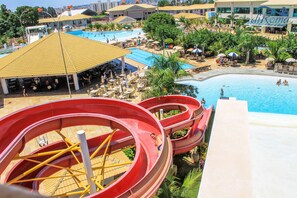 Parque acuático con múltiples toboganes y una piscina.
