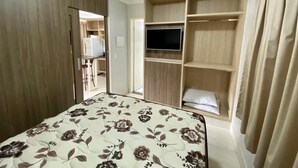 A bedroom with a bed, a TV, a wardrobe, and a closet. - diRoma Lacqua Caldas Novas (Caldas Novas)