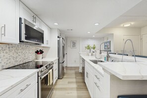 Réfrigérateur, four à micro-ondes, un four, surface de cuisson