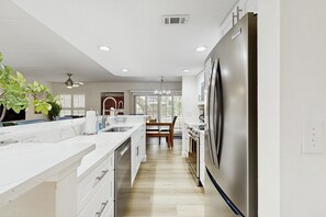 Réfrigérateur, four à micro-ondes, un four, surface de cuisson