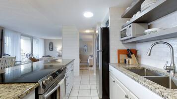 Geladeira, micro-ondas, fogão, cooktop