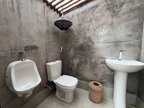 シャワー、タオル、石鹸、トイレットペーパー