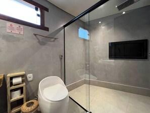 Suihku, pyyhkeet, saippua, vessapaperi