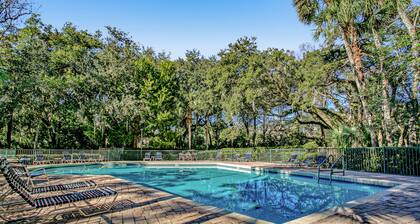 Wonderful Home Close to Everything w/Shared Pool, Free WiFi, Central AC