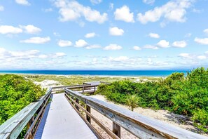 Beach nearby - Spacious home with patio, deck, private outdoor pool, & beach access (Fernandina Beach)