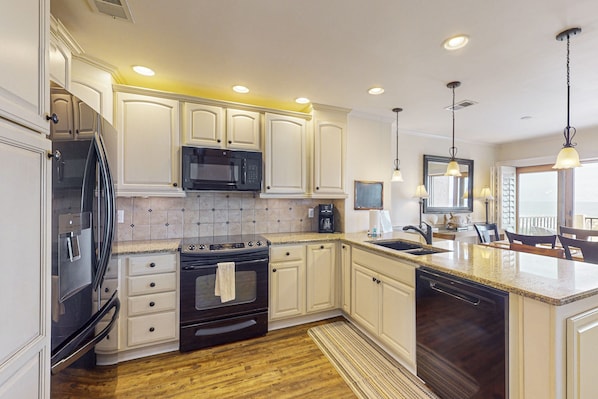 Kühlschrank, Mikrowelle, Ofen, Herdplatte