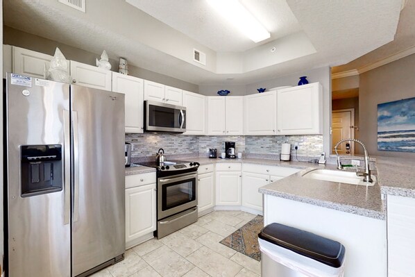 Kühlschrank, Mikrowelle, Ofen, Herdplatte