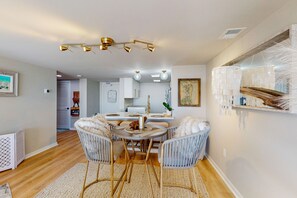 Dining - NEWLY RENOVATED Oceanfront Condo with Balcony, WiFi, W/D & Shared Pool/Tennis (Fernandina Beach)