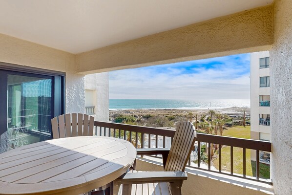 Outdoor dining - NEWLY RENOVATED Oceanfront Condo with Balcony, WiFi, W/D & Shared Pool/Tennis (Fernandina Beach)