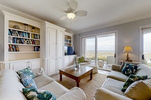 TV - Oceanfront, gated community townhome with private W/D, beach & pool access (Fernandina Beach)