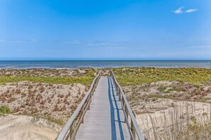On the beach - Oceanfront, gated community townhome with private W/D, beach & pool access (Fernandina Beach)