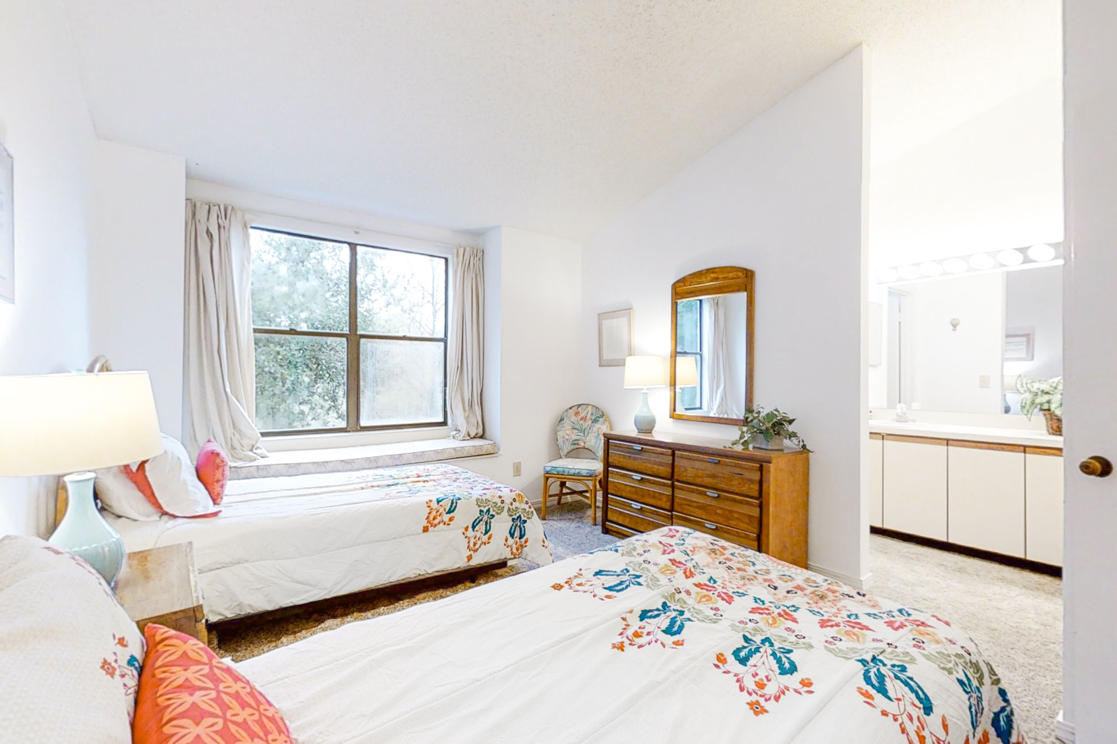 3 bedrooms, iron/ironing board, WiFi (free), bed sheets