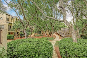 المنطقة المحيطة بالمنشأة