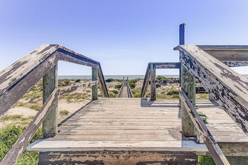 Two-story townhome with fast WiFi & pool - steps from the beach