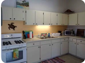 Microondas, horno, placa de cocina
