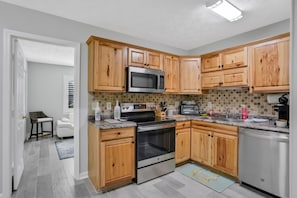 Réfrigérateur, four à micro-ondes, un four, surface de cuisson