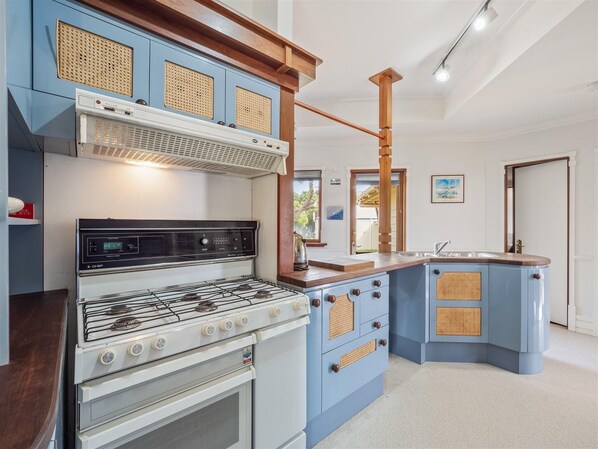 Mikroaaltouuni, liesi