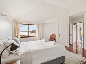 4 makuuhuonetta, silitysrauta/-lauta, vuodevaatteet