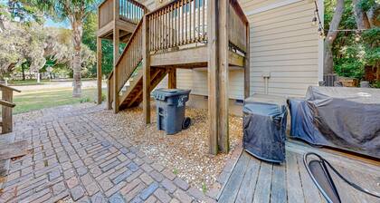 Charming apartment with beautiful marsh views and shared patio