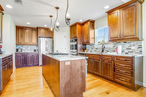 Beautiful 3-level home steps from the beach w/WiFi, washer/dryer, & central AC