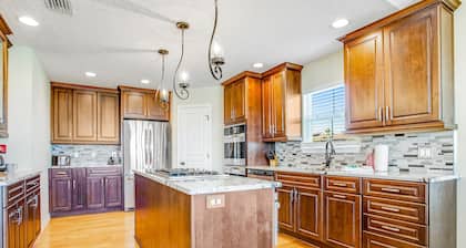 Beautiful 3-level home steps from the beach w/WiFi, washer/dryer, & central AC